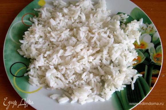 Отвариваем 1 стакан риса до готового состояния.Лучше сделать это в глубокой сковородке без жиров,куда сначала кладём раздавленный чеснок 1 шт.для обогащения вкуса. Кладём промытый рис,заливаем водой так,чтобы вода покрывала рис с запасом толщиной в два указательных пальца.