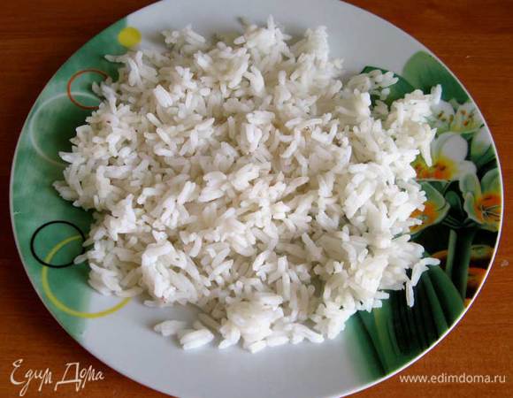 Отвариваем  1 стакан риса до готового состояния.Лучше сделать это в глубокой сковородке без жиров,куда сначала кладём раздавленный чеснок 1 шт.для обогащения вкуса.
Кладём промытый рис,заливаем водой так,чтобы вода покрывала рис с запасом толщиной в два указательных пальца.