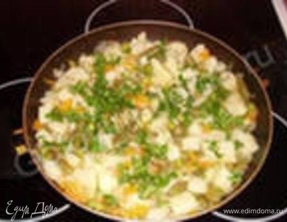 Заправить можно любым соусом!
Например:майонез 2 части +сметана 1 часть+специи - перемешать!Можно обильно посыпать резанной зеленью.
Употреблять как в холодном,так и в горячем виде.
P.S.Я исходила из повседневного набора  продуктов в наших магазинах.
Возможны варианты. 