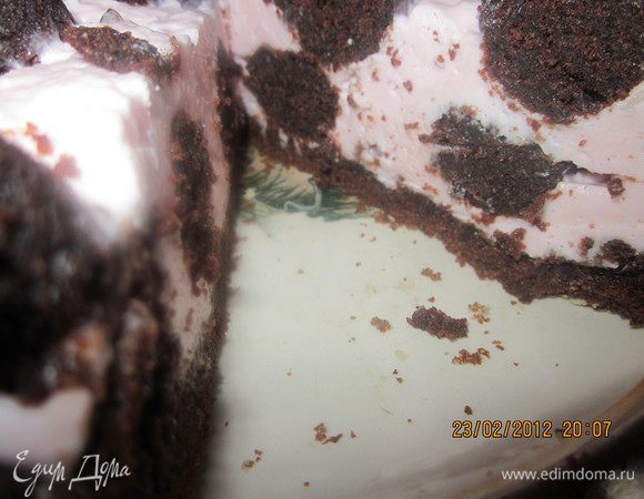 Готовим бисквит и шарики по рецепту Юси.Но в шарики я положила малинку,это безумно нежно и вкусно!!!А вместо творога я взяла готовую творожную пасту.Смешала  ее с перетертой малиной,сметаной и желатино,приготовив тем самым малиновое желе (и по вкусу и по цвету))).Вот и все,что я привнесла в свой новый МАЛИНОВЫЙ УЖЕ ТРЮФЕЛЬ)))