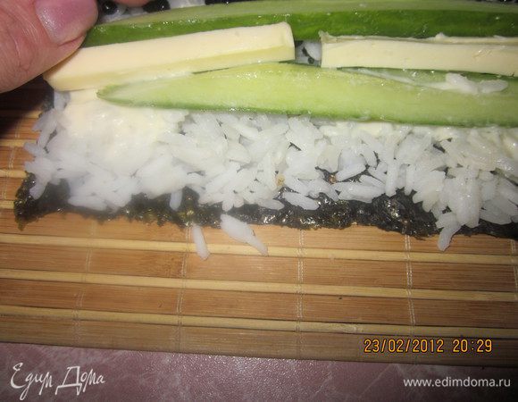 Сверху выкладываем икру,полоски огурца и плавленого сырка.Можно посыпать кунжутом.