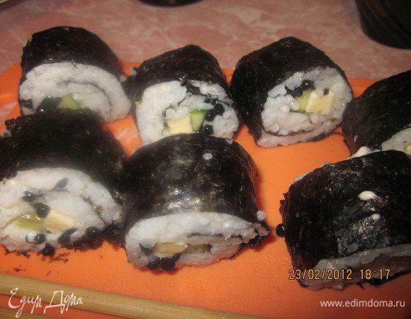 Закручиваем и подаем с соевым соусом.имбирем,васаби,ну,вы знаете!!!Постенько-простенько и вкусненько!
