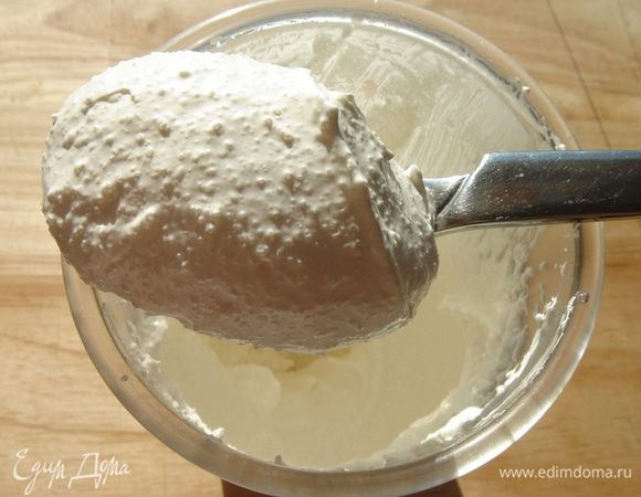 Белки взбить с щепоткой соли до мягких пиков.Добавить сахар и ванилин небольшими порциями и продолжить взбивание до крепких пиков.