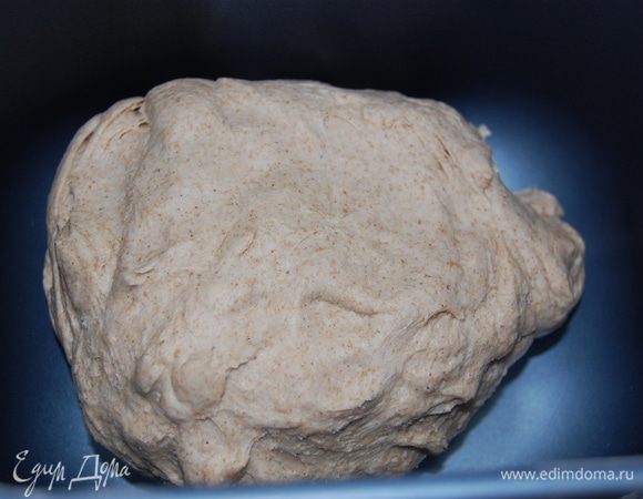 Если у Вас есть хлебопечь, заложить все ингредиенты и включить программу "Тесто". Если ХП нет: Все виды муки смешать в большой миске, всыпать соль, сахар, добавить раст. масло, молоко... Вливая воду, вымесить тесто, накрыть полотенцем и поставить в теплое место на 1час. 