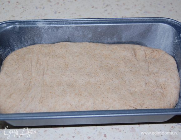 Обмять тесто. Форму для хлеба (или противень) присыпать мукой. Тесто выложить в форму.
