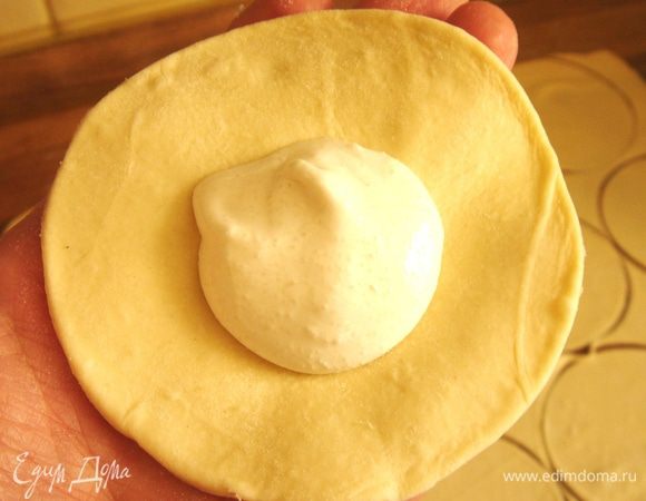 Круг разложить на ладони,в середину выложить 1 ч.л.белковой массы(для круга d=6 cм). Аккуратно защипать края,как у вареников.При выпекании печенье обязательно раскроется.