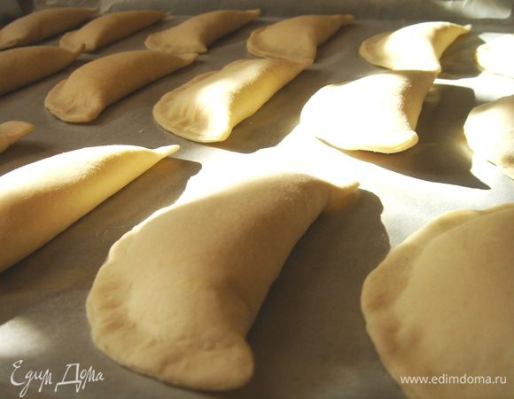 Выложить печенье на противень,застеленный пергаментом.Выпекать печенье при t 160*С 35-40 минут.Готовое печенье засыпать сахарной пудрой.Приятного чаепития!