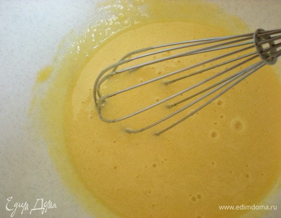 Желтки отделяем от белков и растираем с солью и сахаром. Белки в эмалированной посуде поставить в холодильник.