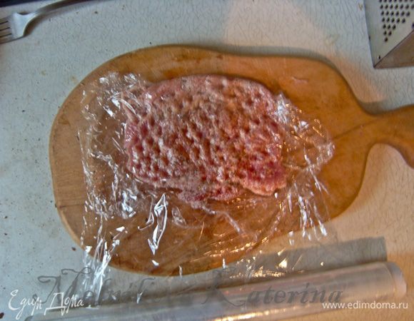 Нарезать мясо на порционные куски. Слегка отбить. Затем обвалять каждый слегка отбитый кусок в приготовленной ранее смеси, обернуть в пищевую пленку и еще раз отбить.
Совет: отмотайте кусок пленки, положите на доску таким образом, чтобы вверху остался еще небольшой кусок. Выложите мясо, накройте верхним куском пленки и отбейте. Для каждого куска мяса отматывайте от пленки. Отрежьте использованную пленку после завершения работы с мясом. 