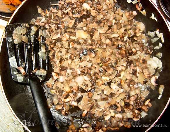 ДЛЯ СОУСА. Нарезать мелко лук, чеснок, грибы. Пассировать лук до золотистого цвета, добавить чеснок и грибы. Тушить еще 5-7 минут. 