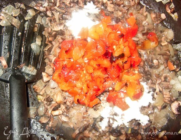 Запеченный перец очистить от кожуры, мелко нарезать. Добавить к грибам перец, муку, бульон и тушить еще 5-7 минут. Приправить. 