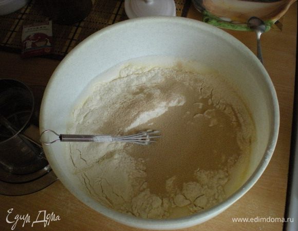 Пришло время добавлять муку. Ее я всегда беру «на глазок». Но в этот раз решила посчитать, сколько же? И оказалось, что на двойную порцию понадобилось 30 с верхом столовых ложек! У меня кружка-сито, и я обычно по 6 ст. ложек просеиваю сразу в тесто, в первую кружку кладу и дрожжи.