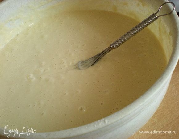 И так постепенно вбиваем муку до тех пор, пока тесто не будет нужной нам консистенции. В конце добавляю растительное масло и опять перемешиваю. Миксером не пользуюсь, т.к. совсем несложно, использую венчик. Густоту теста лучше чувствуешь...