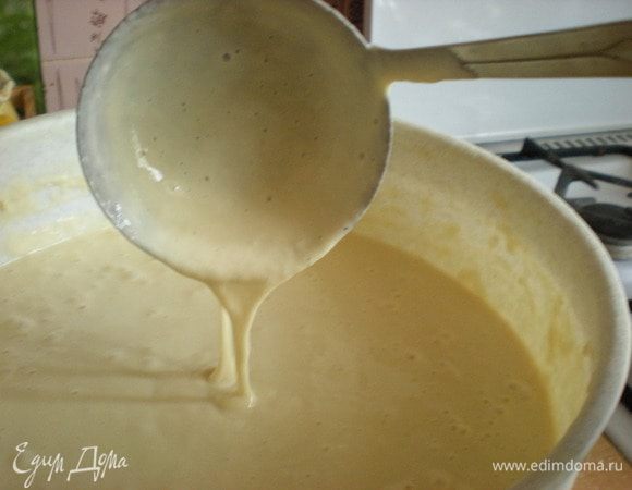 А проверяю консистенцию так: беру половник, которым буду наливать тесто на сковородку, набираю и сливаю. Если тесто будет не очень густым, то блины получатся потоньше, если гуще, то толще.