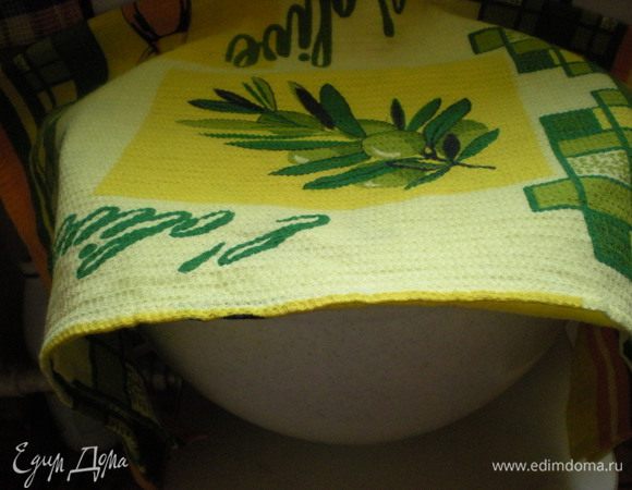 Теперь накрываем полотенцем и ставим в тёплое место. У меня это маленький стульчик около батареи.