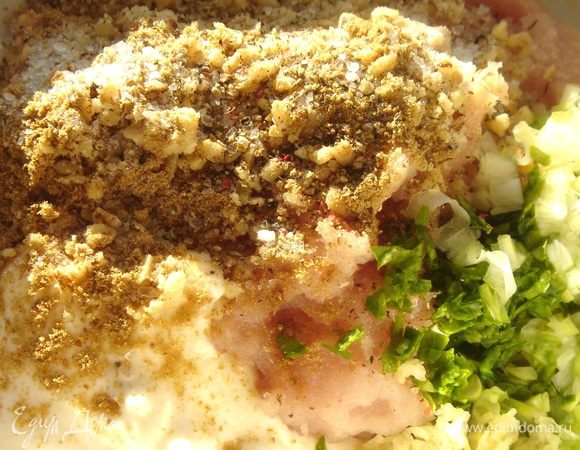 Куриные грудки измельчить в блендере.Соединить все составляющие фарша,хорошо отбить.