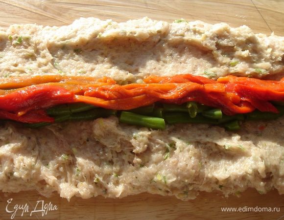Перец и фасоль пропарить в пароварке около 5 минут.На доске расстелить пищевую плёнку.На неё выложить фарш,посередине распределить начинку и немного её вдавить в фарш.