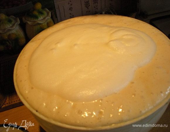 Белки взбиваем до пены и выливаем в тесто. Вернее, на тесто.