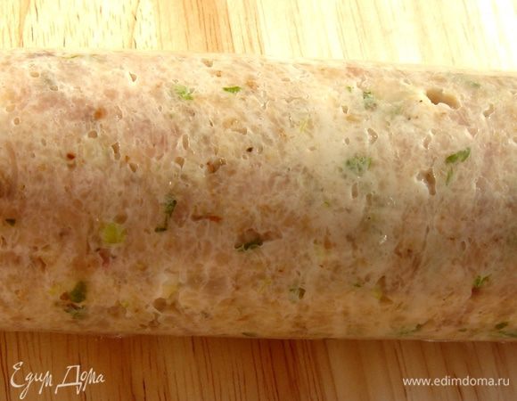 При помощи плёнки завернуть рулет,обернуть его плотно несколько раз и хорошо утрамбовать.Концы плёнки завязать.