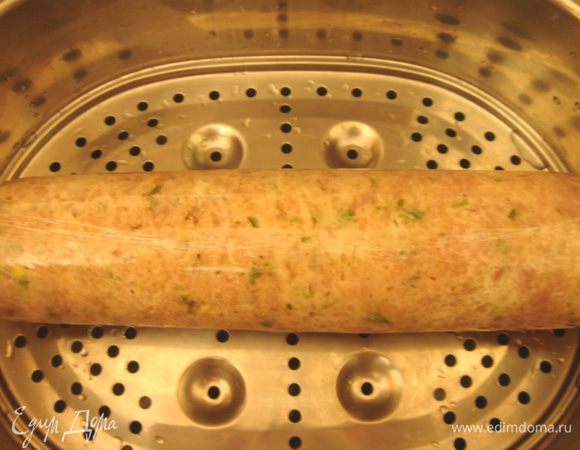 Выложить рулет в пароварку с кипящей водой.Варить 15-20 минут.Затем переложить рулет в тёплое место на 10 минут(можно в микро).