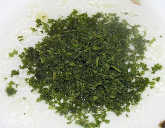 В плоскую тарелку налить масло, сок лимона, добавить шалфей, перемешать.