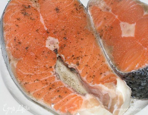 Стейки промыть, обсушить, посолить, поперчить, 