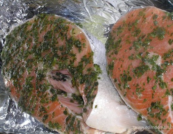 обвалять в лимонно-масляной смеси с шалфеем, выложить в форму для запекания, застеленную фольгой.