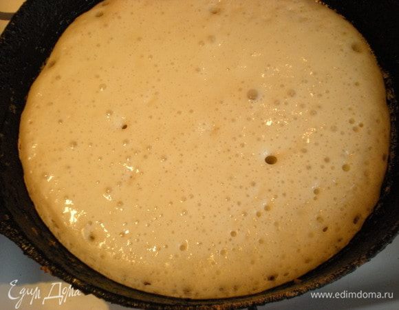 Начинаем выпекать. Я по старинке смазываю кусочком сала бабушкину старинную сковородку, наливаю тесто и на средний огонь. Блины сразу схватываются, пузырьки лопаются.