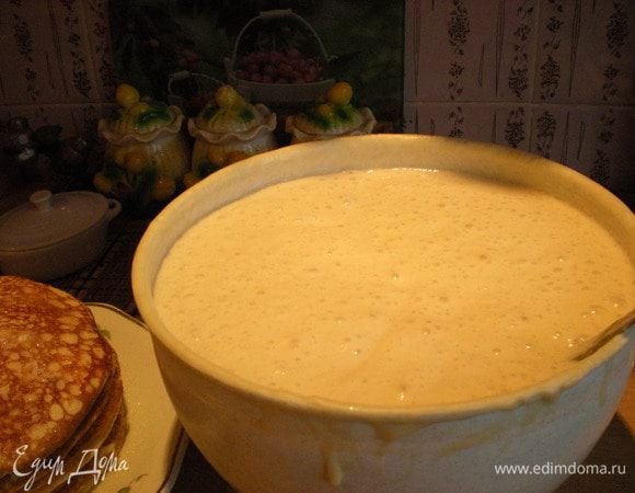 Обратите внимание: сколько блинов на тарелке (их конечно не очень видно, еще 3 съели с пылу с жару и сколько ушло на них теста). Оно все время будет подниматься и «пыхтеть»... Снимаю со сковороды и сразу смазываю растопленным сливочным маслом и посыпаю сахаром. А часть блинов оставляю без сахара. Для того, чтобы их поесть с семгой, например.