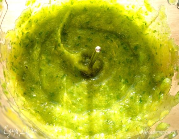 Для соуса поместить в пароварку с кипящей водой стебель сельдерея и сладкий перец на 10 минут(до готовности).Измельчить овощи в блендере с перьями лука,лимонным соком и солью.Добавить йогурт(или густую сметану)и горчицу.