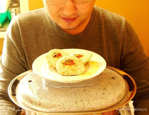 Нарезанный рулет подать с соусом.Приятного аппетита!
P.S.:Хоть убейте,не могу понять,как хорошо сфотографироваться в обнимку с пароваркой!)))