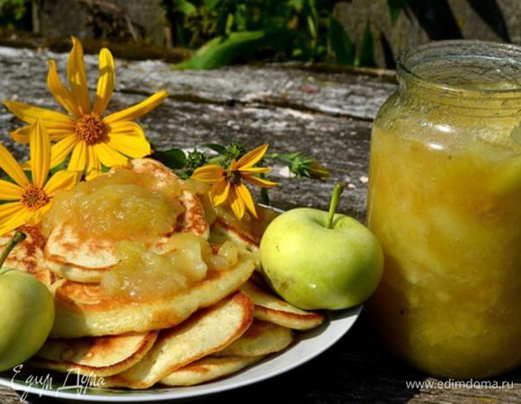 Эти яблоки сладкие,ароматные...
Нарезала на дольки яблоки 1кг. и 400гр.сах.песка...засыпала и дала постоять мин.5-10...чтоб сок дали...поставила на огонь и поварила 5мин.переложила в банку и готово!!!

Если кислые яблоки то 1кг.яблок и 1кг.песка...можно добавлять на ваш вкус лимонную кислоту или корицу....варить подольше крепкие яблоки....