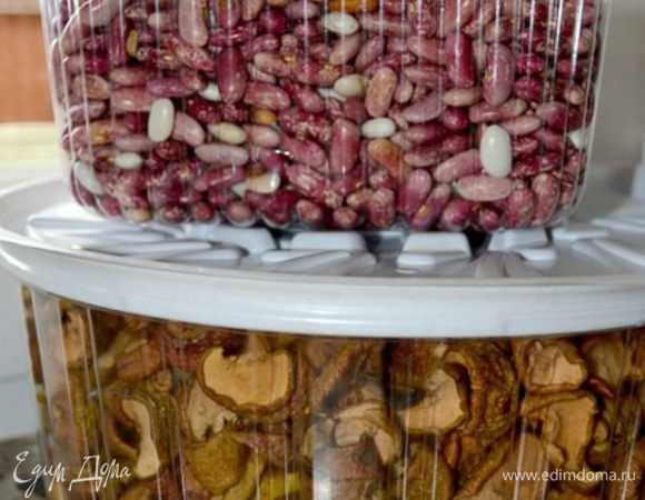 Сушёные яблоки,фасоль,зелень и т.д.храню в тарах из под тортов.