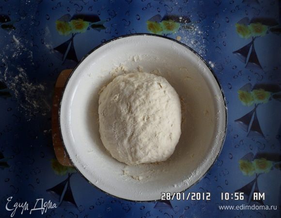 Растворяем в жидкости сахар и соль, добавляем дрожжи и даем немного постоять в тепле. Добавить растительное масло. Всыпать муку и замесить тесто. Вымешивать тесто пока оно перестанет прилипать к рукам. Готовое тесто накрыть полотенцем и поставить в теплое место (примерно 30-40 мин.)
