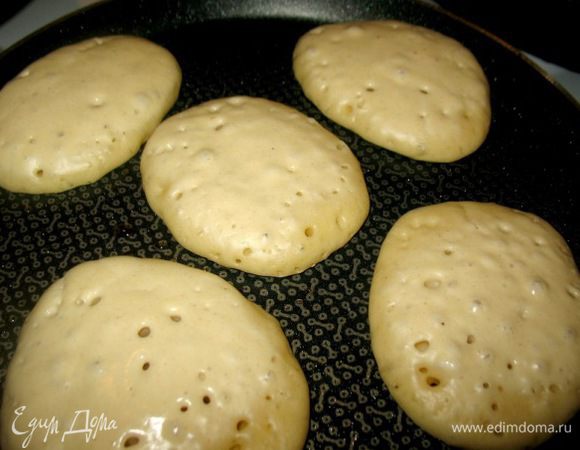 по деревянной ложке на оладушек..
поднимаются...