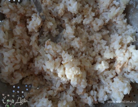Пока тесто подходит готовим начинку: Отвариваем рис, жарим лук, открываем рыбу и все это смешиваем, немного солим и все готово.