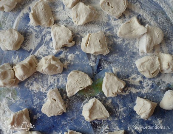 Когда тесто подойдет немного его обминаем и разделываем на небольшие части.