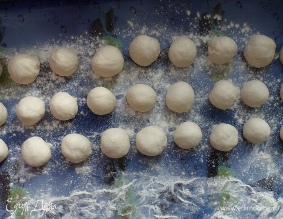 Скатываем из теста шарики и даем им немного постоять.