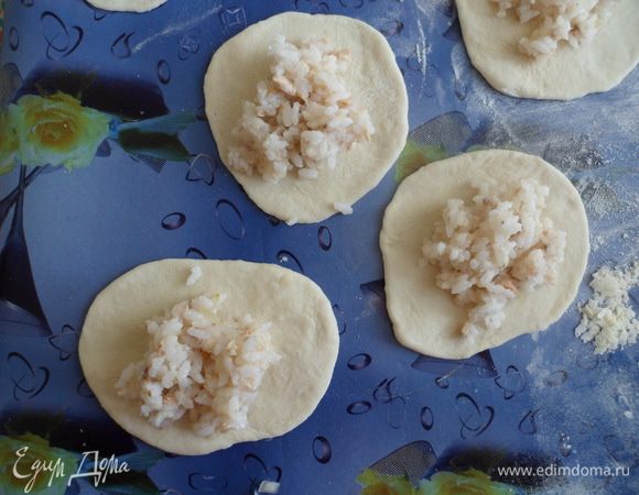 Раскатываем шарик, ложим на него начинку.