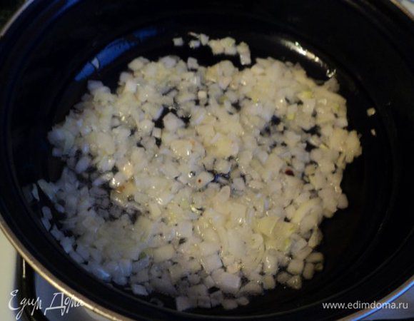 Лук мелко порезать и припустить до прозрачности на сковороде с растительным маслом. Добавить муку и пассировать ее до золотистого цвета, добавить сливки и постоянно помешивая, довести до загустения.