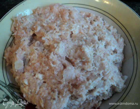 Приготовить светлую массу: смешать 2/3 куриного фарша, 1/3 сливочного соуса и ½ замоченных овсяных хлопьев. Добавить мускатный орех, соль, итальянские травки, перец по вкусу. Хорошо перемешать смесь и выбить.