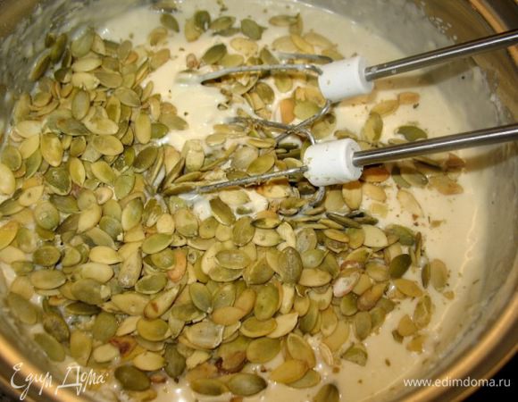 развела тесто на оладушки дала подняться,добавила семя тыквы.....