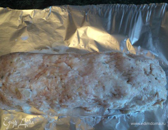 Сформировать мокрыми руками из куриного фарша валик, положить на фольгу и завернуть в виде рулончика длиной 19см.