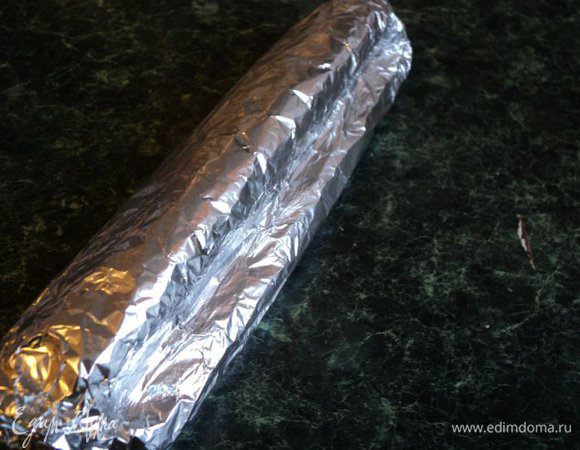 При помощи тыльной стороны ножа  сформировать валик, чтобы в разрезе он напоминал сердце. Положить в морозилку на 1-2 часа.