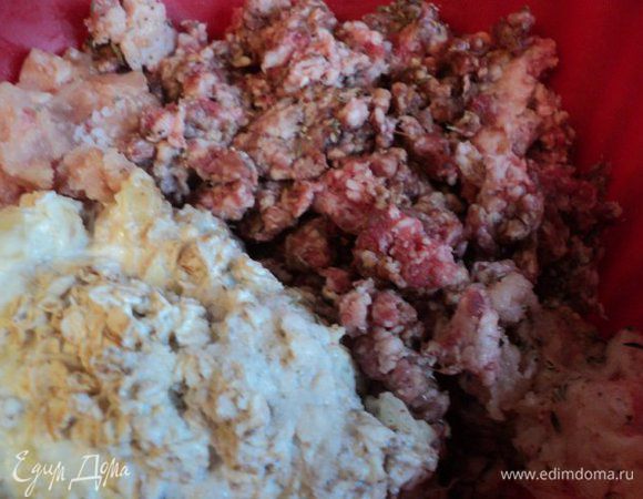 К свино-говяжему фаршу добавить оставшийся куриный фарш, сливочный соус, разбухшие овсяные хлопья. Добавить тимьян, кориандр, свежемолотую смесь перцев, соль по вкусу, коньяк и соевый соус. Фарш хорошо вымесить и выбить, положить в миску, накрыть пищевой пленкой и поставить в холодильник на 2-3 часа для созревания.