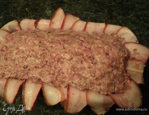 Выложить  с боков и сверху оставшийся темный фарш, хорошо его уплотнить и загладить мокрыми руками.