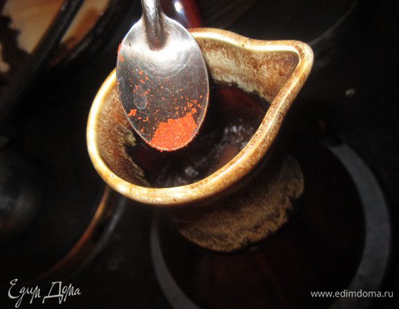 -3 ч.л с горкой кофе 
 -2 кружки воды 
 -сахар по вкусу 
 -и на кончике ножа перец чили 
 перемешать 
 ставим на огонь...(и забываем о кофе на мин 5) 
 как только поднимается пена..снимаем с огня) 
 разливаем по кружечкам 
 я решила укасить это дело сливками..и сверху просто припудрила перцем.. 
