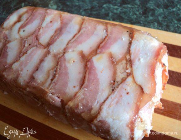 Готовый террин освободить от фольги, осторожно слить образовавшуюся жидкость, не вынимая террин из формы. Накрыть сверху фольгой, поставить на террин сверху груз ( у меня пачка соли ), вынести на холод и оставить на сутки для созревания.Затем провести ножом по краям формы и вынуть террин из формы