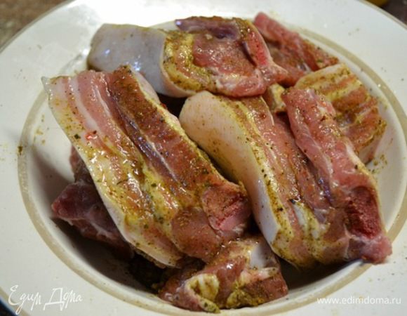 Приготовила кусочки грудинки,пропитала специями для мяса.