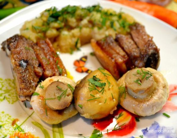 2кусочка выкладываем на тарелку и в микроволновку до готовности,затем добавила 3грибочка шампиньонов,посолила полила жирком от мяса и ещё на 3мин.